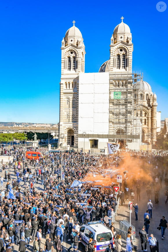 Des centaines de personnes sont venues rendre hommage à Bernard Tapie devant la cathédrale de la Major à Marseille le 8 octobre 2021. © Santini / Jacovides / Bestimage