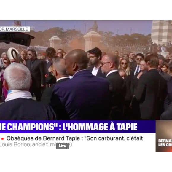 La famille de Bernard Tapie lors de la sortie de son cercueil après la messe funéraire en la cathédrale de la Major à Marseille le 8 octobre 2021