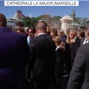 La famille de Bernard Tapie lors de la sortie de son cercueil après la messe funéraire en la cathédrale de la Major à Marseille le 8 octobre 2021