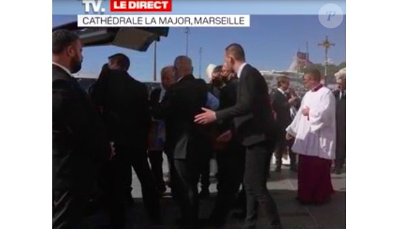 La famille de Bernard Tapie lors de la sortie de son cercueil après la messe funéraire en la cathédrale de la Major à Marseille le 8 octobre 2021