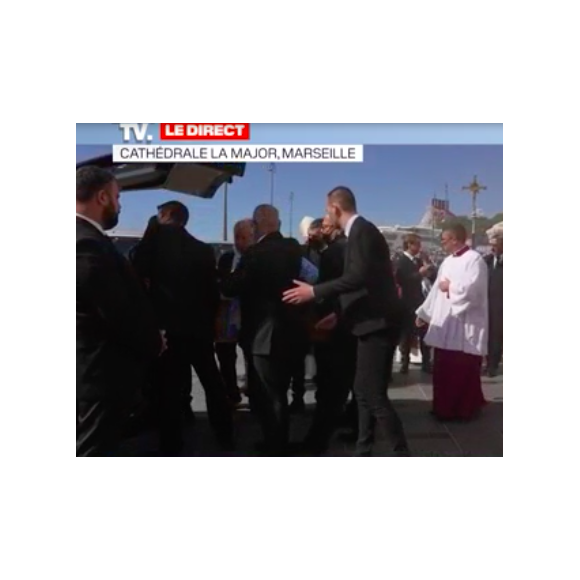 La famille de Bernard Tapie lors de la sortie de son cercueil après la messe funéraire en la cathédrale de la Major à Marseille le 8 octobre 2021