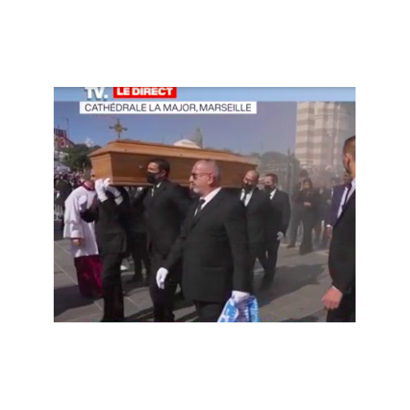 La famille de Bernard Tapie lors de la sortie de son cercueil après la messe funéraire en la cathédrale de la Major à Marseille le 8 octobre 2021