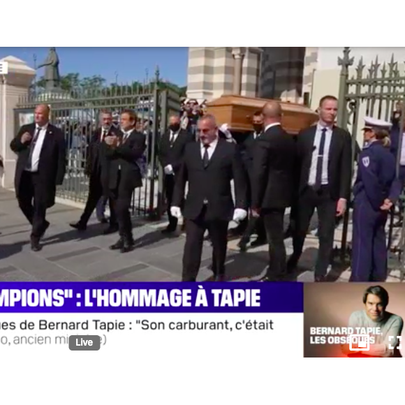 La famille de Bernard Tapie lors de la sortie de son cercueil après la messe funéraire en la cathédrale de la Major à Marseille le 8 octobre 2021