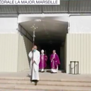 La famille de Bernard Tapie lors de la sortie de son cercueil après la messe funéraire en la cathédrale de la Major à Marseille le 8 octobre 2021