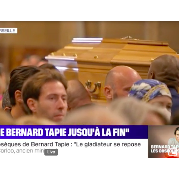 La famille de Bernard Tapie lors de la sortie de son cercueil après la messe funéraire en la cathédrale de la Major à Marseille le 8 octobre 2021