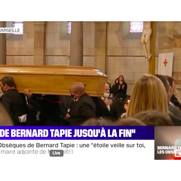 La famille de Bernard Tapie lors de la sortie de son cercueil après la messe funéraire en la cathédrale de la Major à Marseille le 8 octobre 2021