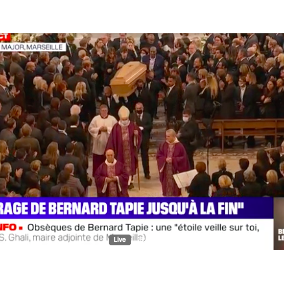 La famille de Bernard Tapie lors de la sortie de son cercueil après la messe funéraire en la cathédrale de la Major à Marseille le 8 octobre 2021