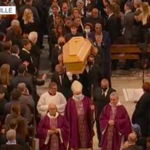 La famille de Bernard Tapie lors de la sortie de son cercueil après la messe funéraire en la cathédrale de la Major à Marseille le 8 octobre 2021