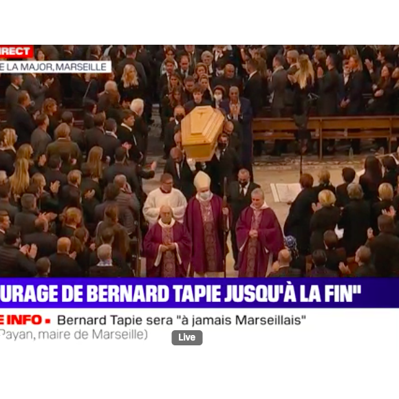 La famille de Bernard Tapie lors de la sortie de son cercueil après la messe funéraire en la cathédrale de la Major à Marseille le 8 octobre 2021