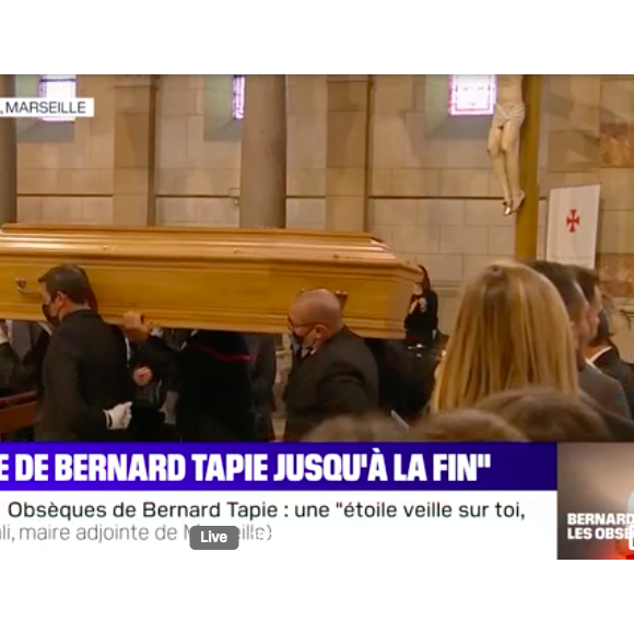 La famille de Bernard Tapie lors de la sortie de son cercueil après la messe funéraire en la cathédrale de la Major à Marseille le 8 octobre 2021