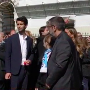 La famille de Bernard Tapie lors de la sortie de son cercueil après la messe funéraire en la cathédrale de la Major à Marseille le 8 octobre 2021