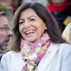 Anne Hidalgo hilare au milieu des vignes entourée de Jul et Keren Ann