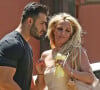 Britney Spears et son compagnon Sam Asghari sortent de leur dîner romantique au restaurant mexicain Sol Y Luna dans le quartier Tarzana à Los Angeles, Californie, Etats-Unis.