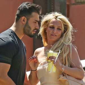 Britney Spears et son compagnon Sam Asghari sortent de leur dîner romantique au restaurant mexicain Sol Y Luna dans le quartier Tarzana à Los Angeles, Californie, Etats-Unis.