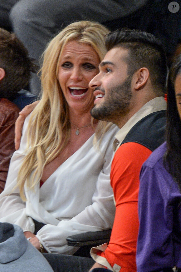 Britney Spears avec ses deux enfants Sean et Jayden, et son compagnon Sam Asghari assistent à un match de basket à Los Angeles le 29 novembre 2017.