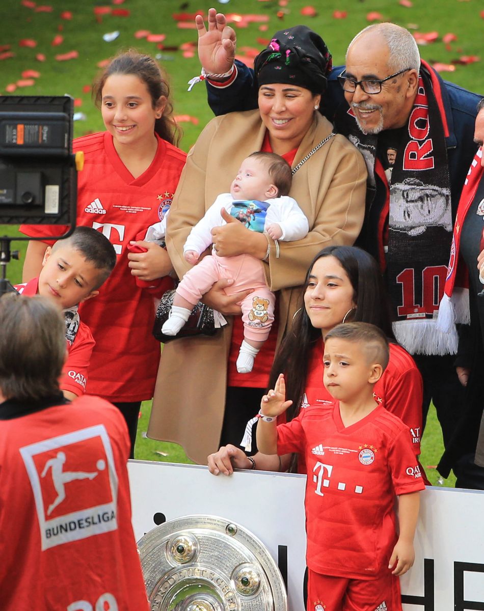 Franck Ribéry entouré de toute sa famille , sa femme Wahiba et de ses 5 enfants Hizya, Shakinez, Seïf Islam et Mohammed et Keltoum - Franck Ribéry célèbre le titre de champion d'allemagne et son dernier match sous les couleurs du Bayern de Munich le 18 Mai 2019 à Munich