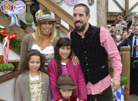 Franck Ribery célèbre la fête de la bière "Oktoberfest" avec sa femme Wahiba et ses enfants Salif, Shakinez et Hizya à Munich en Allemagne le 5 octobre 2014.