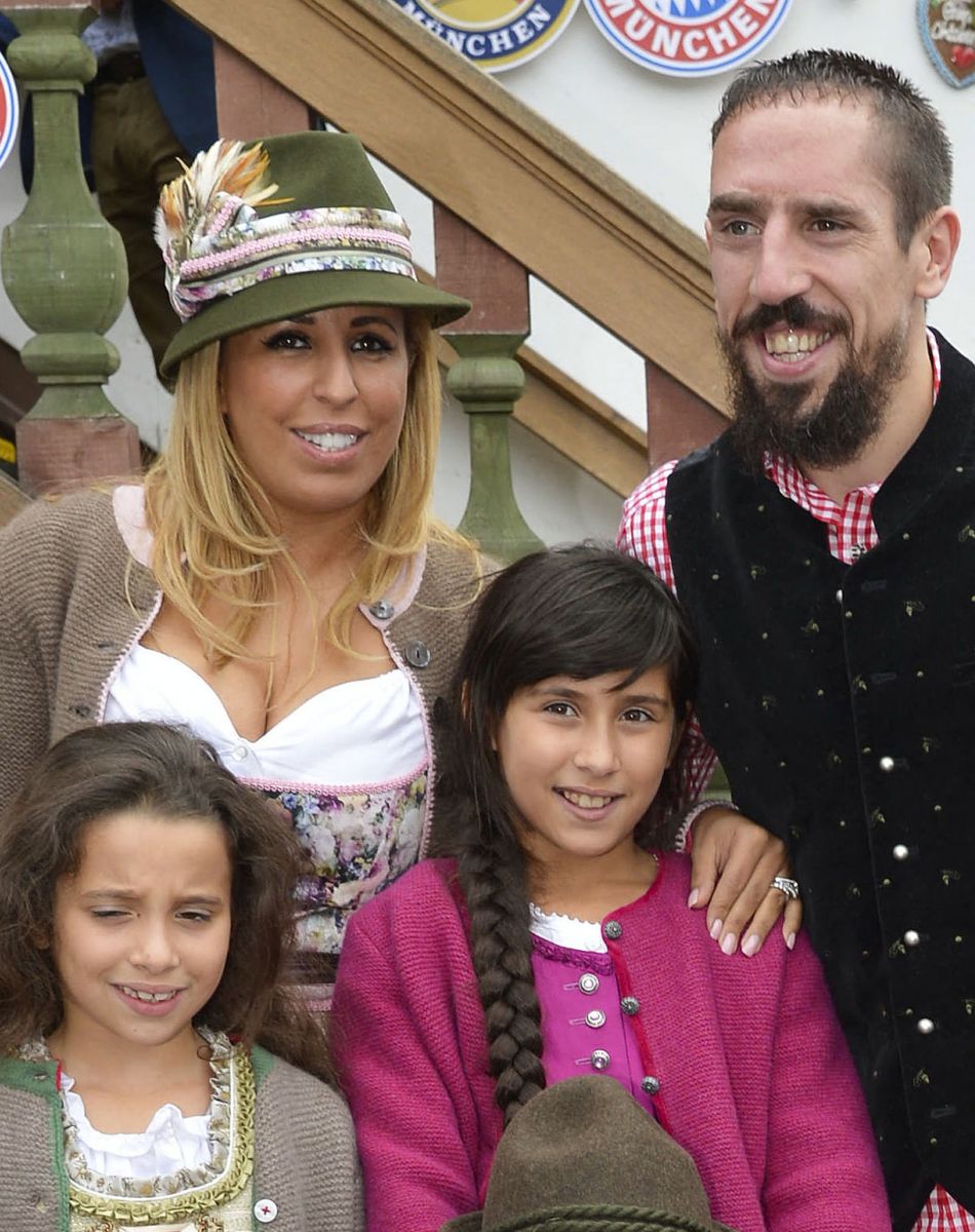 Franck Ribery célèbre la fête de la bière "Oktoberfest" avec sa femme Wahiba et ses enfants Salif, Shakinez et Hizya à Munich en Allemagne le 5 octobre 2014.