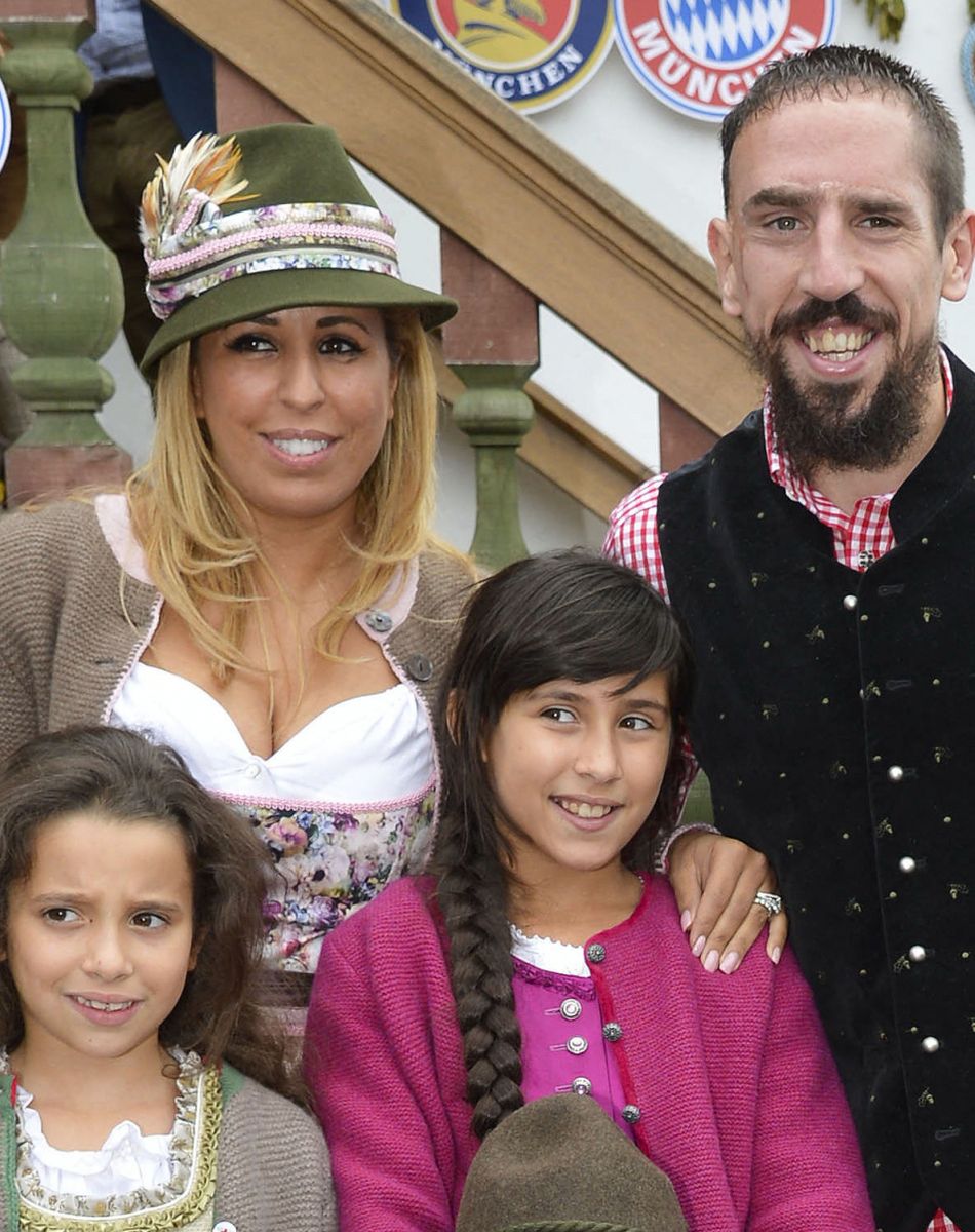 Franck Ribery célèbre la fête de la bière "Oktoberfest" avec sa femme Wahiba et ses enfants Salif, Shakinez et Hizya à Munich en Allemagne le 5 octobre 2014.