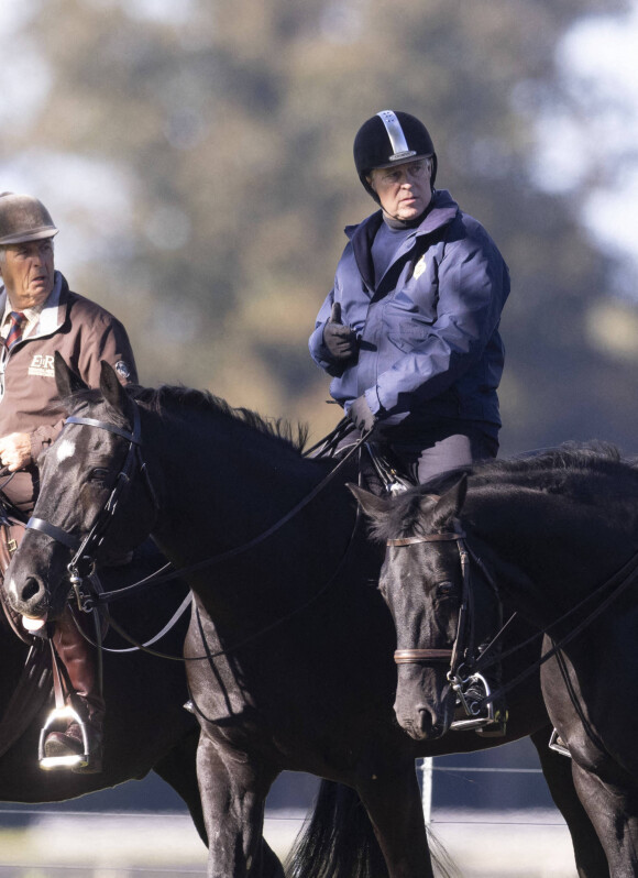Le prince Andrew, duc d'York, se promène à cheval dans les allées de Windsor, le 6 octobre 2021.