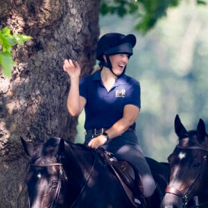 Le prince Andrew se promène à cheval de bon matin à Windsor, le 23 juillet 2021.