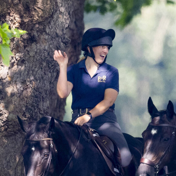 Le prince Andrew se promène à cheval de bon matin à Windsor, le 23 juillet 2021.