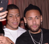 Semi-exclusif - Kylian Mbappé et Neymar Jr lors de la soirée d'anniversaire de C.Bruna (27 ans) au restaurant Giusé Trattoria à Paris, France, le 1er octobre 2021. Un événement organisé par Five Eyes Production. © Rachid Bellak/Bestimage