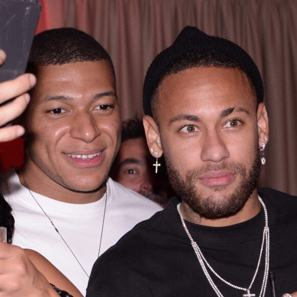 Semi-exclusif - Kylian Mbappé et Neymar Jr lors de la soirée d'anniversaire de C.Bruna (27 ans) au restaurant Giusé Trattoria à Paris, France, le 1er octobre 2021. Un événement organisé par Five Eyes Production. © Rachid Bellak/Bestimage