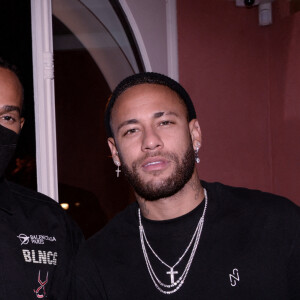 Semi-exclusif - Lewis Hamilton et Neymar Jr lors de la soirée d'anniversaire de C.Bruna (27 ans) au restaurant Giusé Trattoria à Paris, France, le 1er octobre 2021. Un événement organisé par Five Eyes Production. © Rachid Bellak/Bestimage