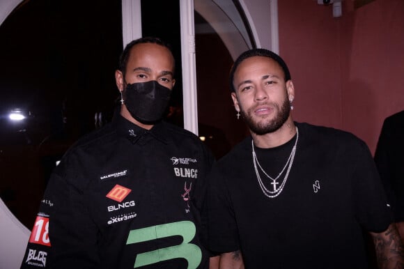 Semi-exclusif - Lewis Hamilton et Neymar Jr lors de la soirée d'anniversaire de C.Bruna (27 ans) au restaurant Giusé Trattoria à Paris, France, le 1er octobre 2021. Un événement organisé par Five Eyes Production. © Rachid Bellak/Bestimage