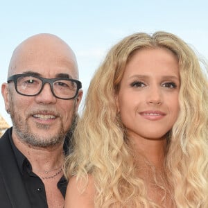 Pascal Obispo et sa femme Julie Hantson - Soirée du 90e anniversaire de Line Renaud sur le Bateau Potel et Chabot "Pavillon Seine" à Paris. © Coadic Guirec/Bestimage