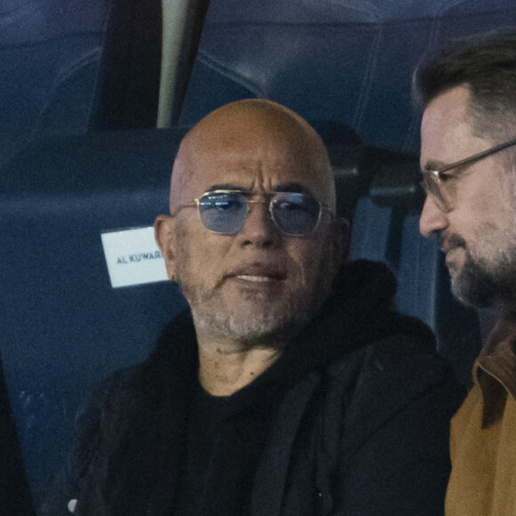 Pascal Obispo assiste à la victoire du PSG (2) face à Manchester City (0) lors de la deuxième journée de la Ligue des champions au Parc des Princes à Paris. Le 28 septembre 2021. © Cyril Moreau/Bestimage