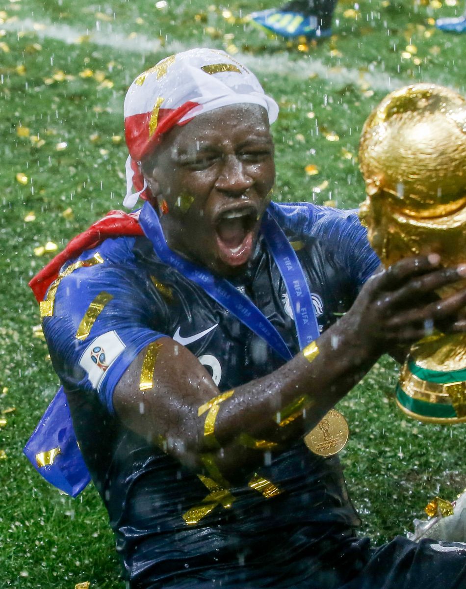 Benjamin Mendy - L'équipe de France célèbre son deuxième titre de Champion du Monde sur la pelouse du stade Loujniki après leur victoire sur la Croatie (4-2) en finale de la Coupe du Monde 2018.