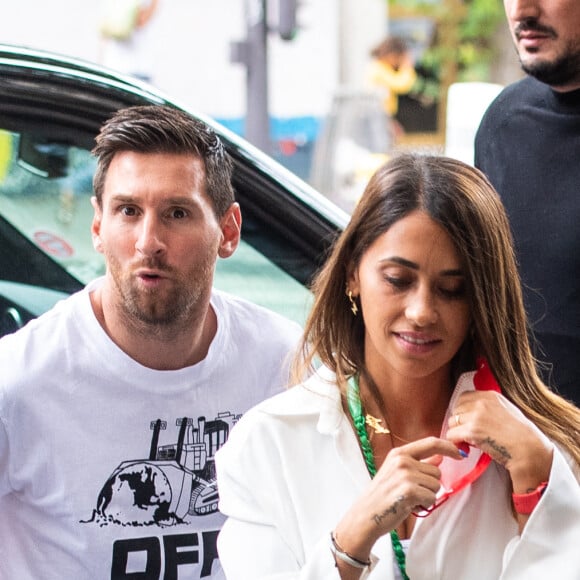 Exclusif - Antonella Roccuzzo (ensemble survêtement noir Adidas) sort de l'hôtel Royal Monceau pour aller faire du shopping chez Zara pour acheter une tenue et aller ensuite déjeuner au restaurant avec son mari. Antonella veut rester la plus belle pour son Leo après 20 ans de vie commune et 3 enfants. Elle retourne à l'hôtel pour se changer avant de rejoindre son mari Lionel Leo Messi, qui revient de son entraînement avec le Paris Saint-Germain (PSG), au restaurant parisien. Le couple est ensuite retourné dans leur hôtel.