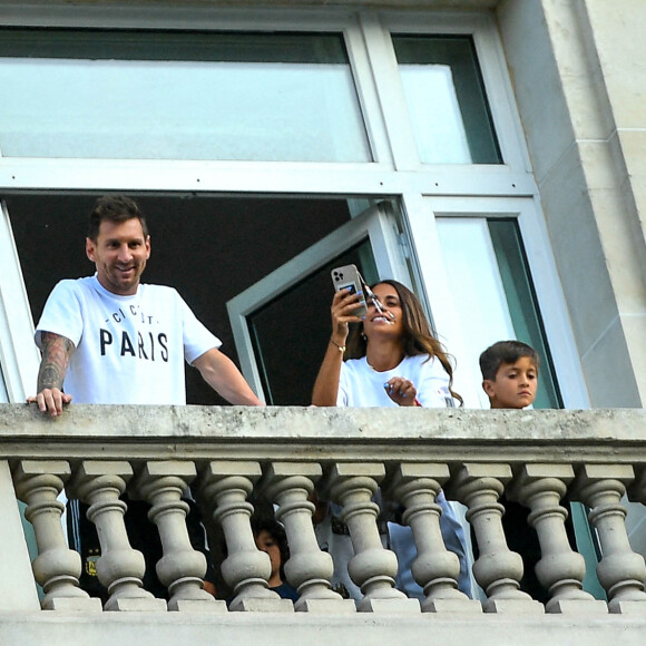 Lionel Leo Messi, sa femme Antonella Roccuzzo et leurs enfants Thiago et Mateo saluent les nombreux fans du PSG sur la terrasse de leur balcon à l'hôtel Royal Monceau à Parisle 10 août 2021. Lionel Leo Messi est officiellement un joueur du PSG. © Pierre Perusseau/Bestimage
