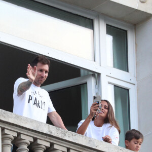 Lionel Leo Messi, sa femme Antonella Roccuzzo et leurs enfants Thiago et Mateo saluent les nombreux fans du PSG sur la terrasse de leur balcon à l'hôtel Royal Monceau à Parisle 10 août 2021. Lionel Leo Messi est officiellement un joueur du PSG... © Tiziano da Silva / Bestimage