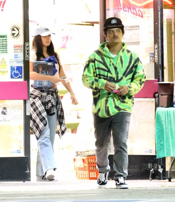 Exclusif - Bruno Mars et sa compagne Jessica Caban font du shopping à Los Angeles, le 1er avril 2019.