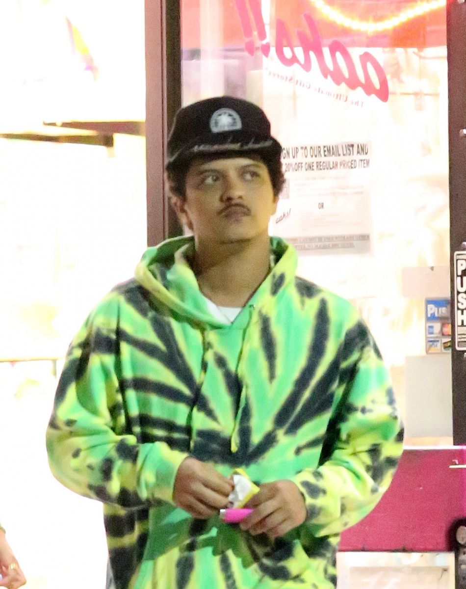 Exclusif - Bruno Mars et sa compagne Jessica Caban font du shopping à Los Angeles, le 1er avril 2019.
