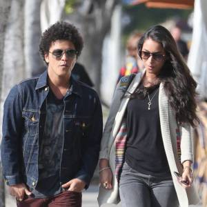 Bruno Mars et sa chérie Jessica Caban vont au restaurant à Los Angeles, le 18 mars 2013.