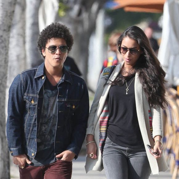 Bruno Mars et sa chérie Jessica Caban vont au restaurant à Los Angeles, le 18 mars 2013.