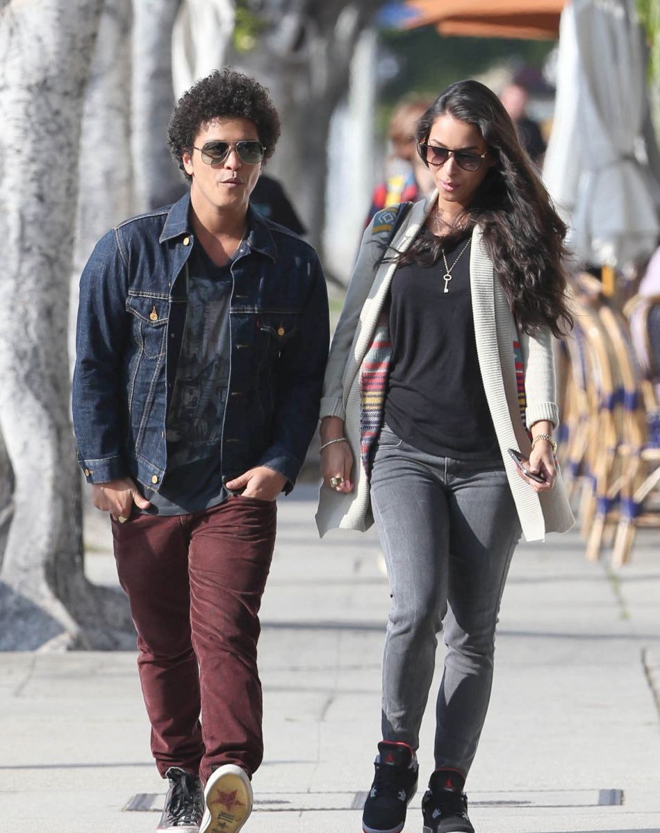 Bruno Mars et sa chérie Jessica Caban vont au restaurant à Los Angeles, le 18 mars 2013.