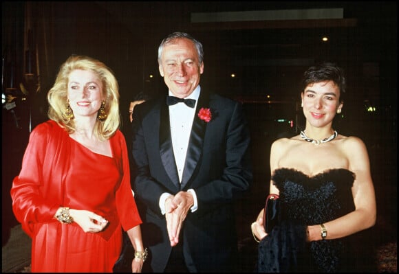 Archives - Yves Montand, son épouse Carole Amiel et Catherine Deneuve au Festival de Cannes. 1987.
