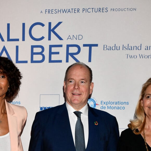 Sonia Rolland, le prince Albert II de Monaco, et Sylvie Siri, la maire de Saint-Tropez, durant la soirée d'ouverture des 23èmes Rencontres internationales du cinéma des antipodes à Saint Tropez, le 13 octobre 2021, avec une avant première du film documentaire Alick et Albert au cinéma La Renaissance, place des Lices. Avant cette projection, les invités ont pu découvrir une exposition photo retraçant les moments forts de ce film documentaire où le prince Albert II de Monaco est l'un des personnages principaux. Cet événement va se dérouler du 13 au 17 octobre. Ce documentaire réalisé par Douglas Watkin, dès novembre 2018, où Alick Tipoti, artiste insulaire et militant des langues indigènes, accueille S.A.S. le prince Albert II de Monaco sur l'île de Badu, dans le détroit de Torrès, au nord de l'Australie. Cette première visite d'un chef d'Etat étranger dans la communauté Badulgal fait suite à une rencontre à Monaco en 2016 à l'occasion de l'exposition " Taba Naba ", présentée au Musée océanographique. L'artiste et le prince sont tous deux animés par l'héritage de leurs ancêtres et par leur engagement personnel envers le monde naturel, en particulier l'océan. Ils discutent des similitudes et des contrastes de leurs petites communautés si éloignées l'une de l'autre, et réfléchissent aux sociétés patriarcales et à la crise environnementale qu'elles traversent. Alick et les habitants de Badu partagent avec le prince Albert II leur mode vie menacé par la pollution de l'océan - filets fantômes et plastiques - et par le changement climatique. © Bruno Bebert / Bestimage