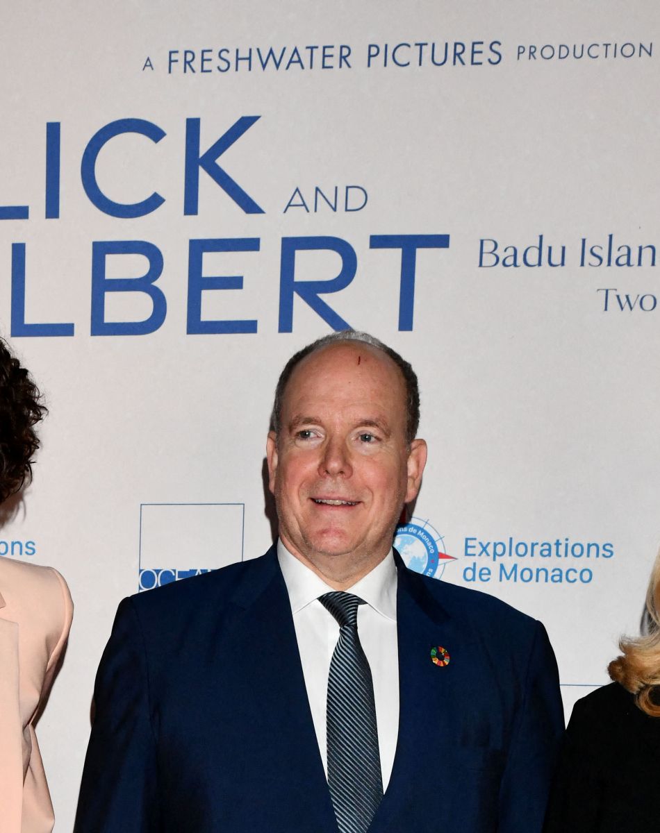 Sonia Rolland, le prince Albert II de Monaco, et Sylvie Siri, la maire de Saint-Tropez, durant la soirée d'ouverture des 23èmes Rencontres internationales du cinéma des antipodes à Saint Tropez, le 13 octobre 2021, avec une avant première du film documentaire Alick et Albert au cinéma La Renaissance, place des Lices. Avant cette projection, les invités ont pu découvrir une exposition photo retraçant les moments forts de ce film documentaire où le prince Albert II de Monaco est l'un des personnages principaux. Cet événement va se dérouler du 13 au 17 octobre. Ce documentaire réalisé par Douglas Watkin, dès novembre 2018, où Alick Tipoti, artiste insulaire et militant des langues indigènes, accueille S.A.S. le prince Albert II de Monaco sur l'île de Badu, dans le détroit de Torrès, au nord de l'Australie. Cette première visite d'un chef d'Etat étranger dans la communauté Badulgal fait suite à une rencontre à Monaco en 2016 à l'occasion de l'exposition " Taba Naba ", présentée au Musée océanographique. L'artiste et le prince sont tous deux animés par l'héritage de leurs ancêtres et par leur engagement personnel envers le monde naturel, en particulier l'océan. Ils discutent des similitudes et des contrastes de leurs petites communautés si éloignées l'une de l'autre, et réfléchissent aux sociétés patriarcales et à la crise environnementale qu'elles traversent. Alick et les habitants de Badu partagent avec le prince Albert II leur mode vie menacé par la pollution de l'océan - filets fantômes et plastiques - et par le changement climatique. © Bruno Bebert / Bestimage