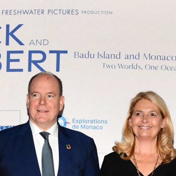 Sonia Rolland, le prince Albert II de Monaco, Sylvie Siri, la maire de Saint-Tropez, et Samuel Le Bihan durant la soirée d'ouverture des 23èmes Rencontres internationales du cinéma des antipodes à Saint Tropez, le 13 octobre 2021, avec une avant première du film documentaire Alick et Albert au cinéma La Renaissance, place des Lices. Avant cette projection, les invités ont pu découvrir une exposition photo retraçant les moments forts de ce film documentaire où le prince Albert II de Monaco est l'un des personnages principaux. Cet événement va se dérouler du 13 au 17 octobre. Ce documentaire réalisé par Douglas Watkin, dès novembre 2018, où Alick Tipoti, artiste insulaire et militant des langues indigènes, accueille S.A.S. le prince Albert II de Monaco sur l'île de Badu, dans le détroit de Torrès, au nord de l'Australie. Cette première visite d'un chef d'Etat étranger dans la communauté Badulgal fait suite à une rencontre à Monaco en 2016 à l'occasion de l'exposition " Taba Naba ", présentée au Musée océanographique. L'artiste et le prince sont tous deux animés par l'héritage de leurs ancêtres et par leur engagement personnel envers le monde naturel, en particulier l'océan. Ils discutent des similitudes et des contrastes de leurs petites communautés si éloignées l'une de l'autre, et réfléchissent aux sociétés patriarcales et à la crise environnementale qu'elles traversent. Alick et les habitants de Badu partagent avec le prince Albert II leur mode vie menacé par la pollution de l'océan - filets fantômes et plastiques - et par le changement climatique. © Bruno Bebert / Bestimage