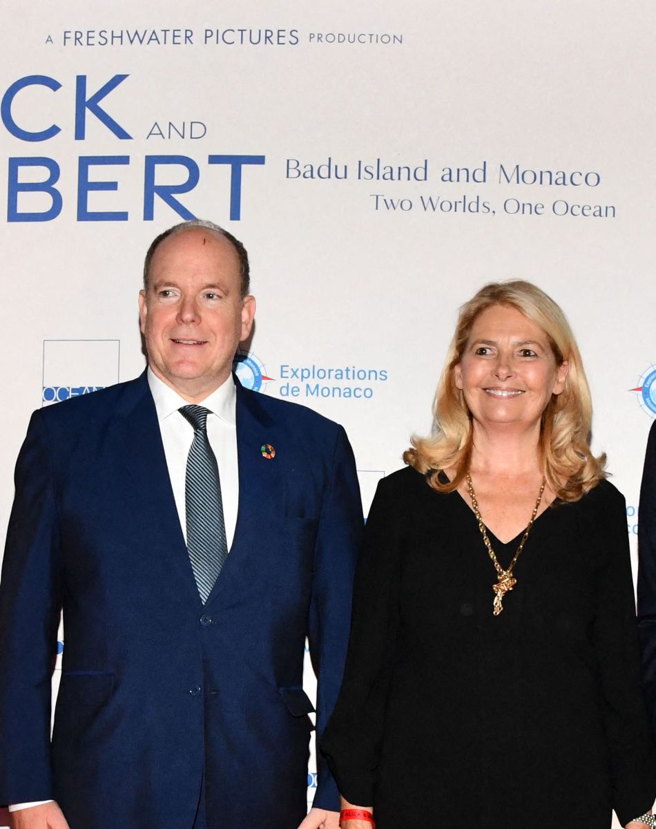 Sonia Rolland, le prince Albert II de Monaco, Sylvie Siri, la maire de Saint-Tropez, et Samuel Le Bihan durant la soirée d'ouverture des 23èmes Rencontres internationales du cinéma des antipodes à Saint Tropez, le 13 octobre 2021, avec une avant première du film documentaire Alick et Albert au cinéma La Renaissance, place des Lices. Avant cette projection, les invités ont pu découvrir une exposition photo retraçant les moments forts de ce film documentaire où le prince Albert II de Monaco est l'un des personnages principaux. Cet événement va se dérouler du 13 au 17 octobre. Ce documentaire réalisé par Douglas Watkin, dès novembre 2018, où Alick Tipoti, artiste insulaire et militant des langues indigènes, accueille S.A.S. le prince Albert II de Monaco sur l'île de Badu, dans le détroit de Torrès, au nord de l'Australie. Cette première visite d'un chef d'Etat étranger dans la communauté Badulgal fait suite à une rencontre à Monaco en 2016 à l'occasion de l'exposition " Taba Naba ", présentée au Musée océanographique. L'artiste et le prince sont tous deux animés par l'héritage de leurs ancêtres et par leur engagement personnel envers le monde naturel, en particulier l'océan. Ils discutent des similitudes et des contrastes de leurs petites communautés si éloignées l'une de l'autre, et réfléchissent aux sociétés patriarcales et à la crise environnementale qu'elles traversent. Alick et les habitants de Badu partagent avec le prince Albert II leur mode vie menacé par la pollution de l'océan - filets fantômes et plastiques - et par le changement climatique. © Bruno Bebert / Bestimage