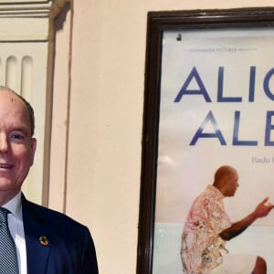 Le prince Albert II de Monaco durant la soirée d'ouverture des 23èmes Rencontres internationales du cinéma des antipodes à Saint Tropez, le 13 octobre 2021, avec une avant première du film documentaire Alick et Albert au cinéma La Renaissance, place des Lices. Avant cette projection, les invités ont pu découvrir une exposition photo retraçant les moments forts de ce film documentaire où le prince Albert II de Monaco est l'un des personnages principaux. Cet événement va se dérouler du 13 au 17 octobre. Ce documentaire réalisé par Douglas Watkin, dès novembre 2018, où Alick Tipoti, artiste insulaire et militant des langues indigènes, accueille S.A.S. le prince Albert II de Monaco sur l'île de Badu, dans le détroit de Torrès, au nord de l'Australie. Cette première visite d'un chef d'Etat étranger dans la communauté Badulgal fait suite à une rencontre à Monaco en 2016 à l'occasion de l'exposition " Taba Naba ", présentée au Musée océanographique. L'artiste et le prince sont tous deux animés par l'héritage de leurs ancêtres et par leur engagement personnel envers le monde naturel, en particulier l'océan. Ils discutent des similitudes et des contrastes de leurs petites communautés si éloignées l'une de l'autre, et réfléchissent aux sociétés patriarcales et à la crise environnementale qu'elles traversent. Alick et les habitants de Badu partagent avec le prince Albert II leur mode vie menacé par la pollution de l'océan - filets fantômes et plastiques - et par le changement climatique. © Bruno Bebert / Bestimage