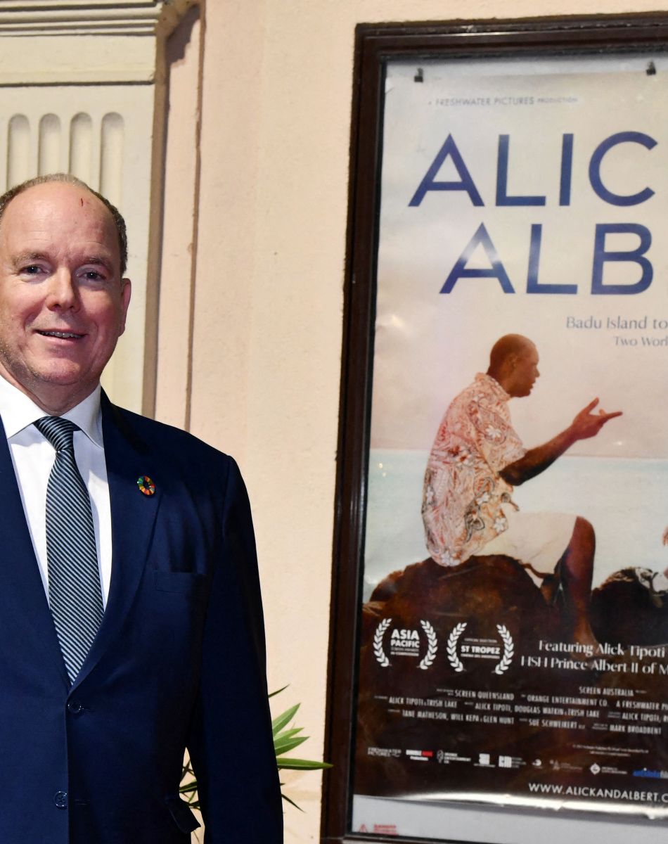 Le prince Albert II de Monaco durant la soirée d'ouverture des 23èmes Rencontres internationales du cinéma des antipodes à Saint Tropez, le 13 octobre 2021, avec une avant première du film documentaire Alick et Albert au cinéma La Renaissance, place des Lices. Avant cette projection, les invités ont pu découvrir une exposition photo retraçant les moments forts de ce film documentaire où le prince Albert II de Monaco est l'un des personnages principaux. Cet événement va se dérouler du 13 au 17 octobre. Ce documentaire réalisé par Douglas Watkin, dès novembre 2018, où Alick Tipoti, artiste insulaire et militant des langues indigènes, accueille S.A.S. le prince Albert II de Monaco sur l'île de Badu, dans le détroit de Torrès, au nord de l'Australie. Cette première visite d'un chef d'Etat étranger dans la communauté Badulgal fait suite à une rencontre à Monaco en 2016 à l'occasion de l'exposition " Taba Naba ", présentée au Musée océanographique. L'artiste et le prince sont tous deux animés par l'héritage de leurs ancêtres et par leur engagement personnel envers le monde naturel, en particulier l'océan. Ils discutent des similitudes et des contrastes de leurs petites communautés si éloignées l'une de l'autre, et réfléchissent aux sociétés patriarcales et à la crise environnementale qu'elles traversent. Alick et les habitants de Badu partagent avec le prince Albert II leur mode vie menacé par la pollution de l'océan - filets fantômes et plastiques - et par le changement climatique. © Bruno Bebert / Bestimage