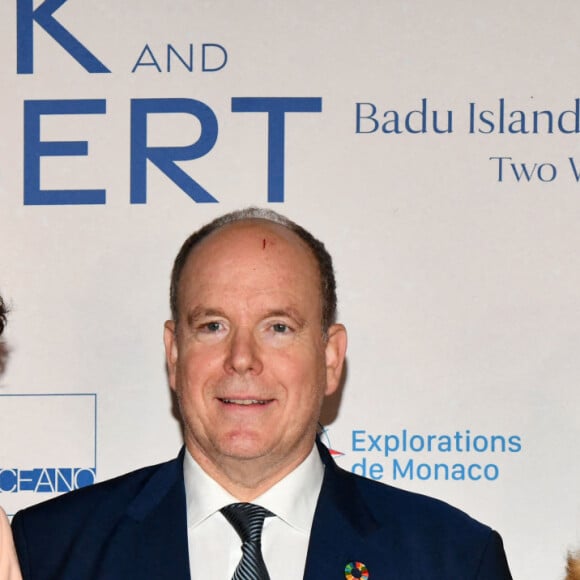 Sonia Rolland, le prince Albert II de Monaco et Sylvie Siri, la maire de Saint-Tropez, durant la soirée d'ouverture des 23èmes Rencontres internationales du cinéma des antipodes à Saint Tropez, le 13 octobre 2021, avec une avant première du film documentaire Alick et Albert au cinéma La Renaissance, place des Lices. Avant cette projection, les invités ont pu découvrir une exposition photo retraçant les moments forts de ce film documentaire où le prince Albert II de Monaco est l'un des personnages principaux. Cet événement va se dérouler du 13 au 17 octobre. Ce documentaire réalisé par Douglas Watkin, dès novembre 2018, où Alick Tipoti, artiste insulaire et militant des langues indigènes, accueille S.A.S. le prince Albert II de Monaco sur l'île de Badu, dans le détroit de Torrès, au nord de l'Australie. Cette première visite d'un chef d'Etat étranger dans la communauté Badulgal fait suite à une rencontre à Monaco en 2016 à l'occasion de l'exposition " Taba Naba ", présentée au Musée océanographique. L'artiste et le prince sont tous deux animés par l'héritage de leurs ancêtres et par leur engagement personnel envers le monde naturel, en particulier l'océan. Ils discutent des similitudes et des contrastes de leurs petites communautés si éloignées l'une de l'autre, et réfléchissent aux sociétés patriarcales et à la crise environnementale qu'elles traversent. Alick et les habitants de Badu partagent avec le prince Albert II leur mode vie menacé par la pollution de l'océan - filets fantômes et plastiques - et par le changement climatique. © Bruno Bebert / Bestimage