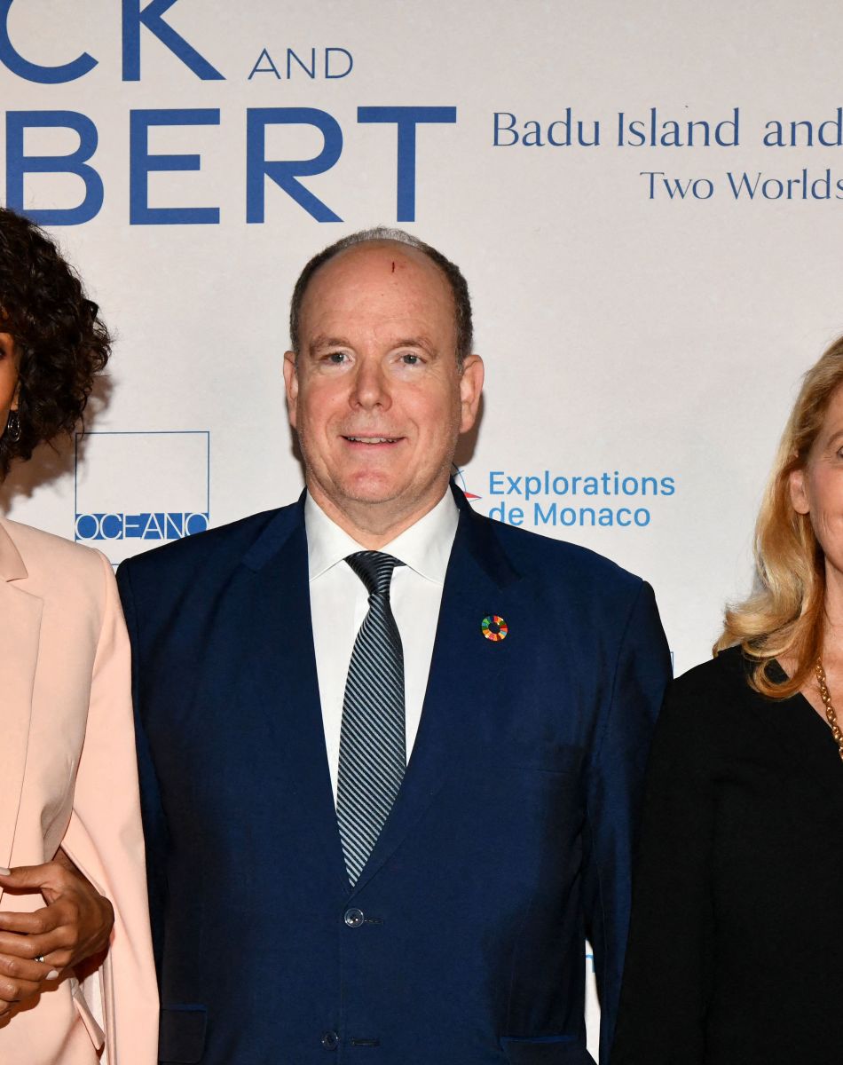 Sonia Rolland, le prince Albert II de Monaco et Sylvie Siri, la maire de Saint-Tropez, durant la soirée d'ouverture des 23èmes Rencontres internationales du cinéma des antipodes à Saint Tropez, le 13 octobre 2021, avec une avant première du film documentaire Alick et Albert au cinéma La Renaissance, place des Lices. Avant cette projection, les invités ont pu découvrir une exposition photo retraçant les moments forts de ce film documentaire où le prince Albert II de Monaco est l'un des personnages principaux. Cet événement va se dérouler du 13 au 17 octobre. Ce documentaire réalisé par Douglas Watkin, dès novembre 2018, où Alick Tipoti, artiste insulaire et militant des langues indigènes, accueille S.A.S. le prince Albert II de Monaco sur l'île de Badu, dans le détroit de Torrès, au nord de l'Australie. Cette première visite d'un chef d'Etat étranger dans la communauté Badulgal fait suite à une rencontre à Monaco en 2016 à l'occasion de l'exposition " Taba Naba ", présentée au Musée océanographique. L'artiste et le prince sont tous deux animés par l'héritage de leurs ancêtres et par leur engagement personnel envers le monde naturel, en particulier l'océan. Ils discutent des similitudes et des contrastes de leurs petites communautés si éloignées l'une de l'autre, et réfléchissent aux sociétés patriarcales et à la crise environnementale qu'elles traversent. Alick et les habitants de Badu partagent avec le prince Albert II leur mode vie menacé par la pollution de l'océan - filets fantômes et plastiques - et par le changement climatique. © Bruno Bebert / Bestimage